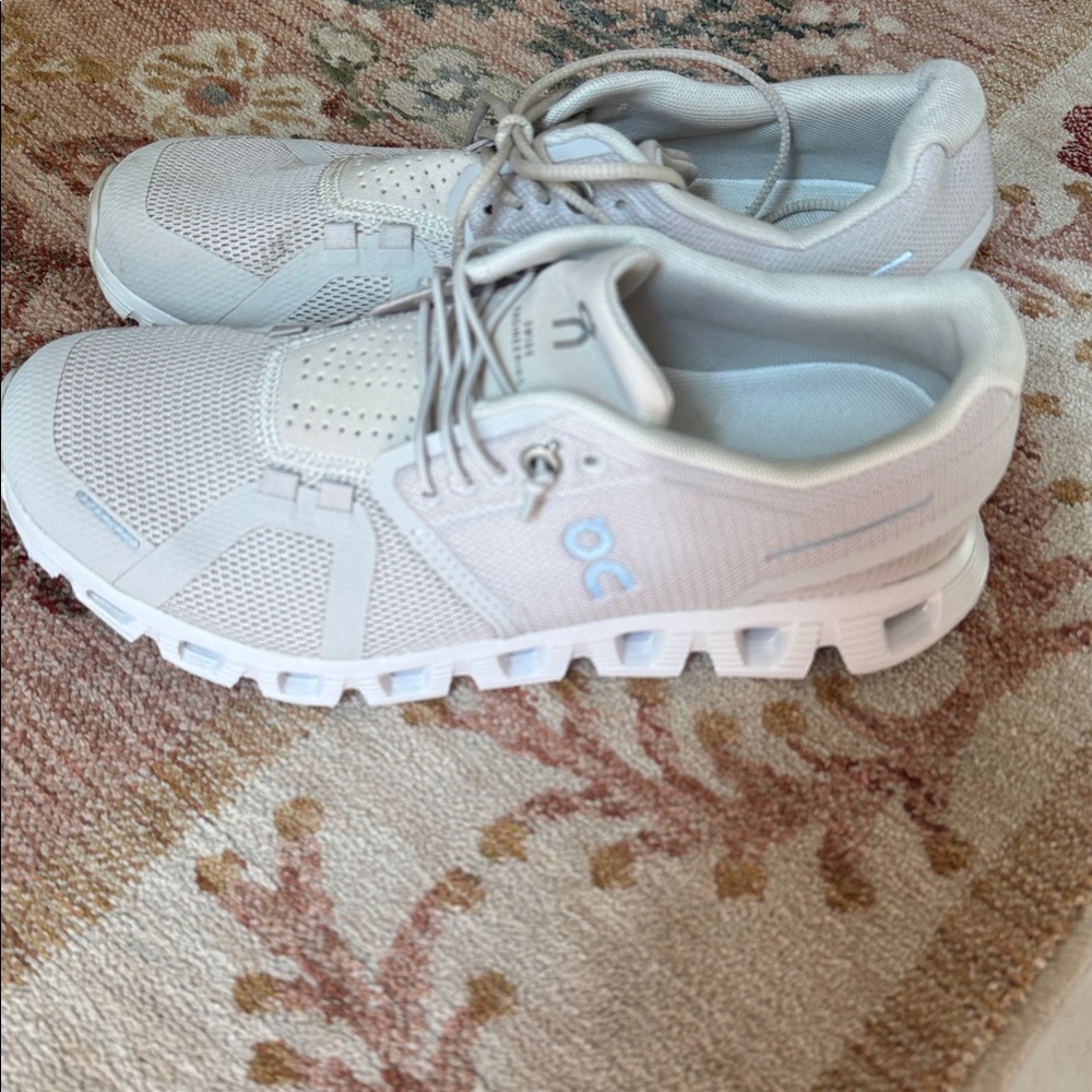 On Cloud white sneakers size 7 Cloud 5 pearl/white